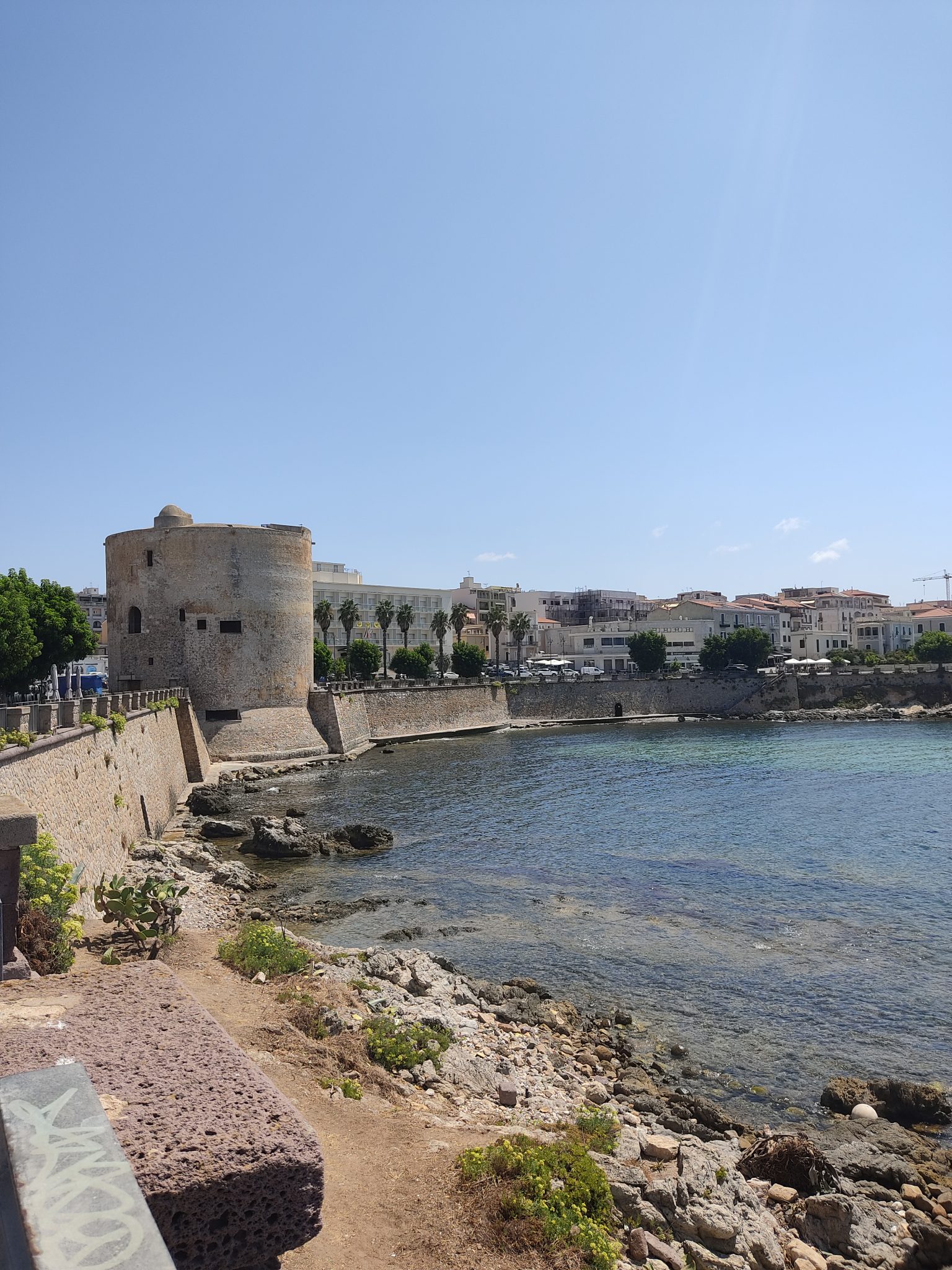 Alghero, citta vecchia sul mare - tende da sole ad Alghero